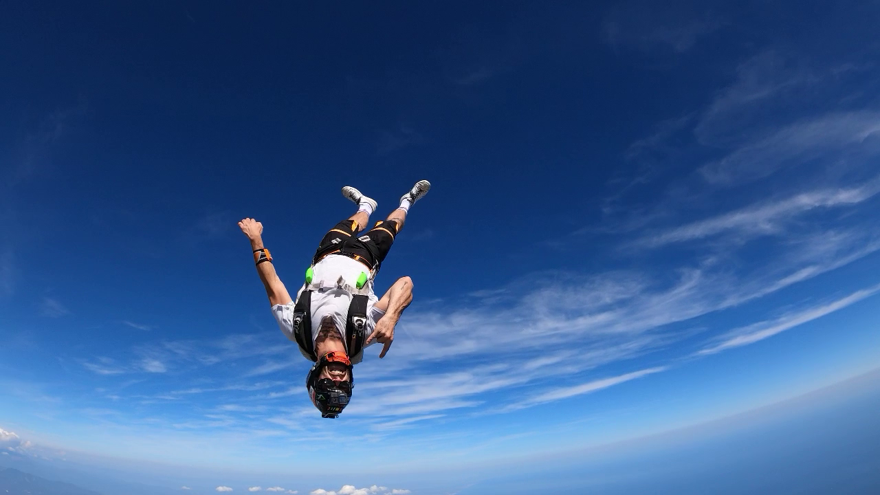 Mario en caída libre durante un salto de paracaidismo